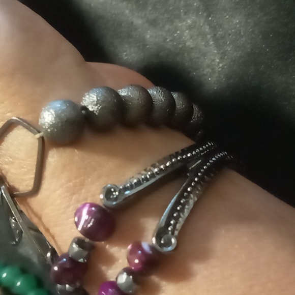 2 expandable bracelets beaded with blackened accents. - Picture 5 of 5